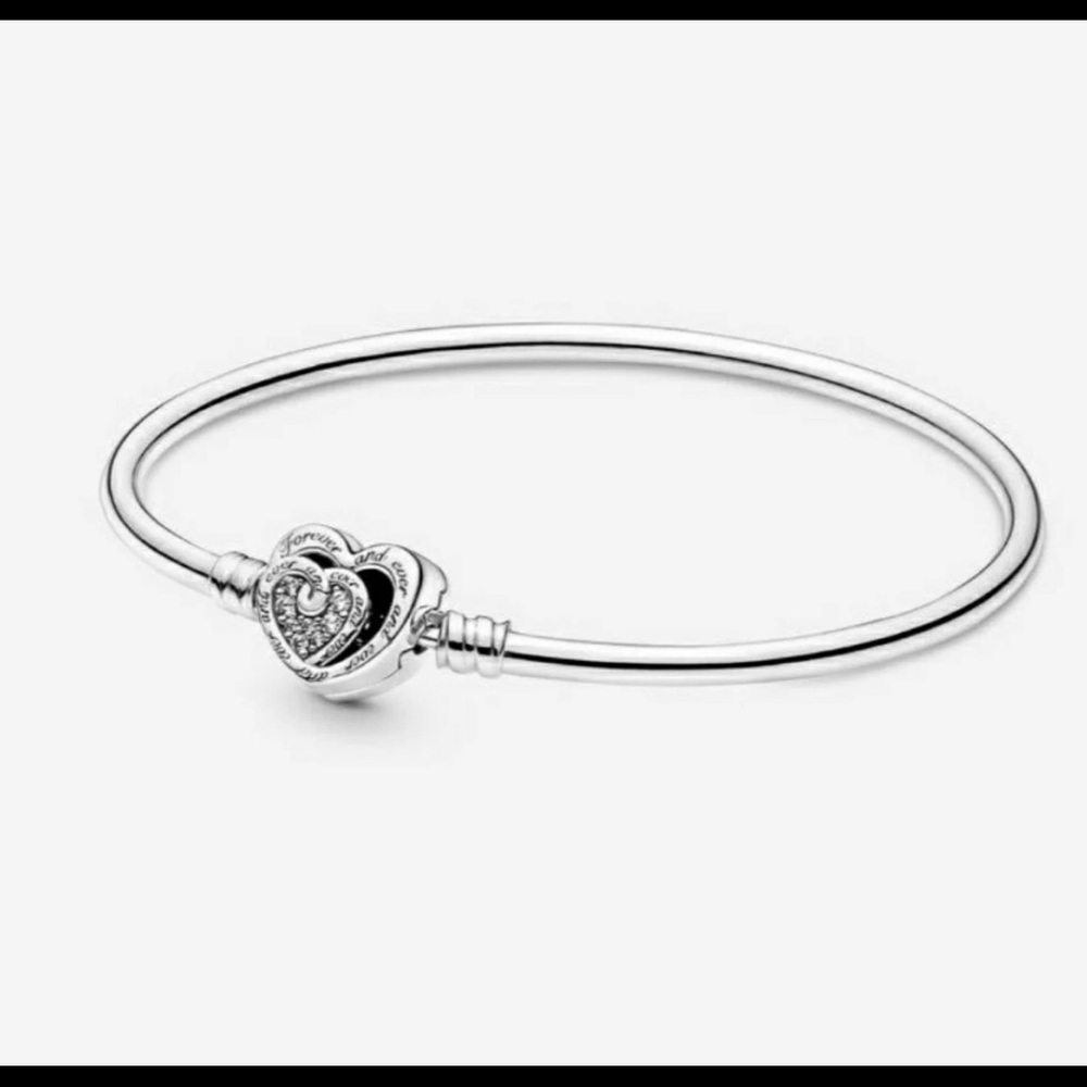 New in packaging. Pandora Moments Entwined Infinite Hearts Clasp Bangle. 7.5in.